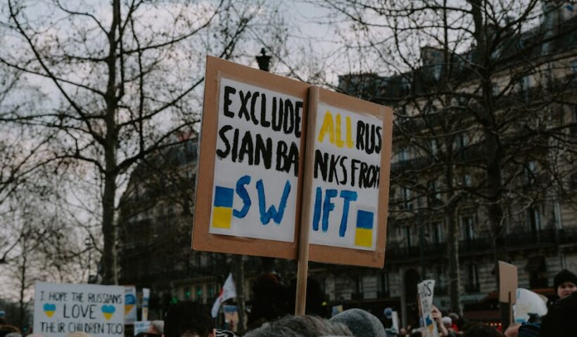 Ілюстрація криптовалют із символами санкцій і Росії