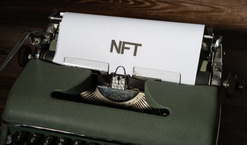 Логотип Tensor і графік курсу криптовалюти TNSR на фоні