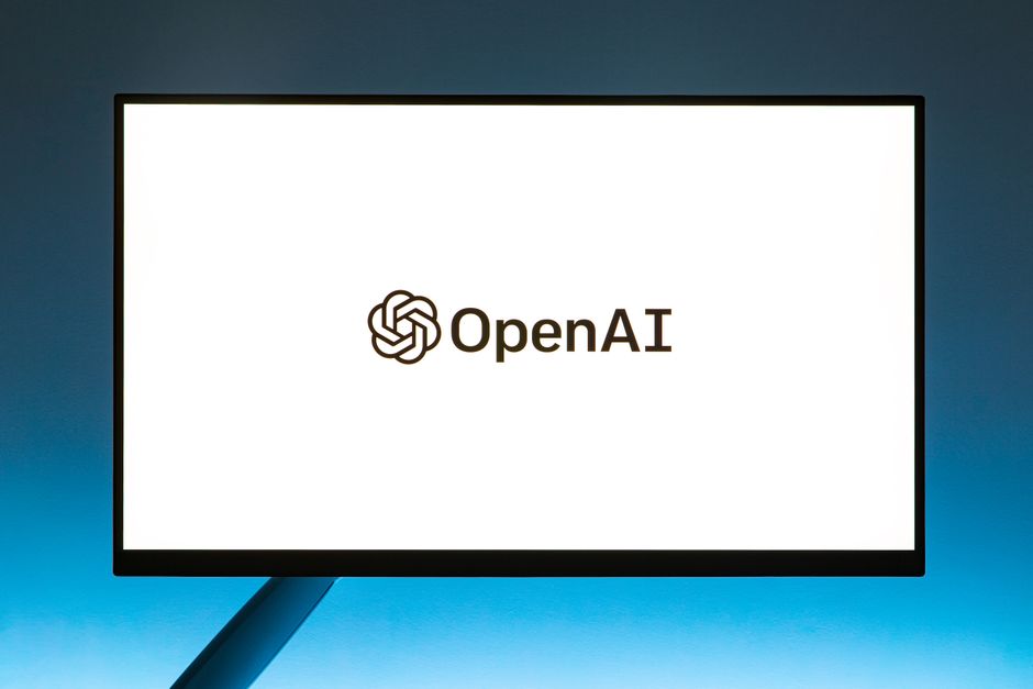 Графіки та логотипи OpenAI і Anthropic на фоні криптовалюти