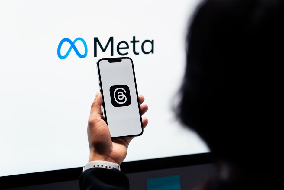 Логотип Meta та символ стейблкоіна USDC на цифровому фоні
