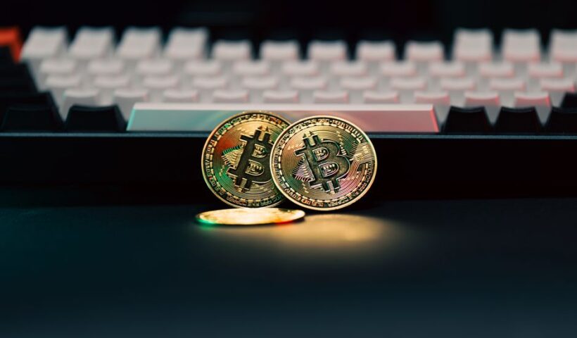 Логотип GoMining і символ Bitcoin на фоні цифрових платіжних іконок