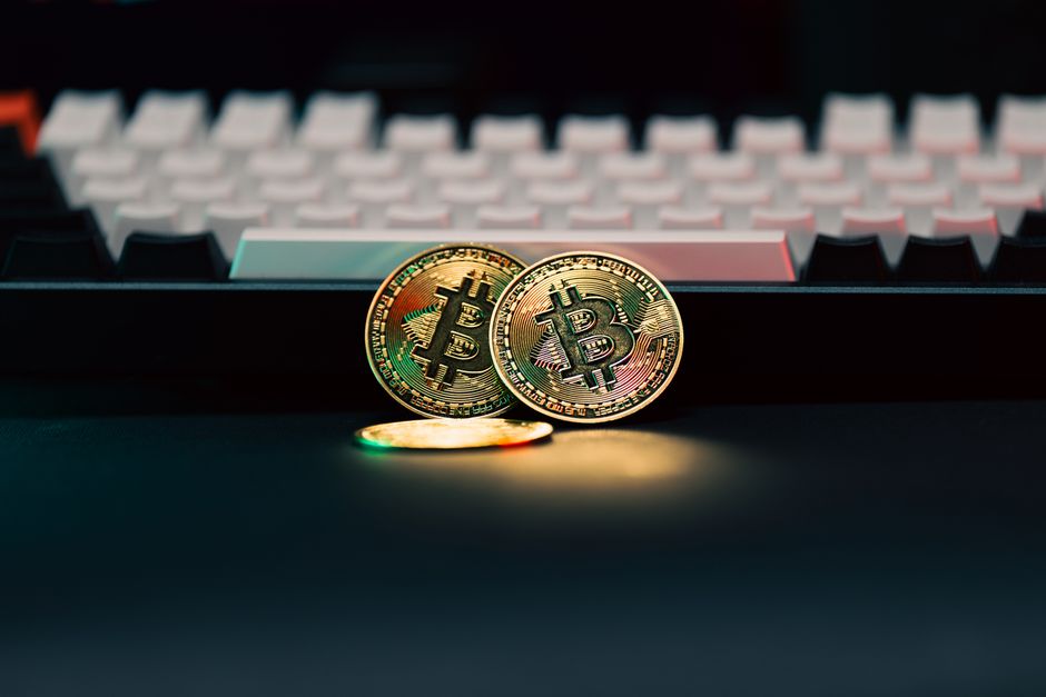 GoMining запускає платіжну систему на основі Bitcoin, конкуруючи з Square Дорсі Логотип GoMining і символ Bitcoin на фоні цифрових платіжних іконок