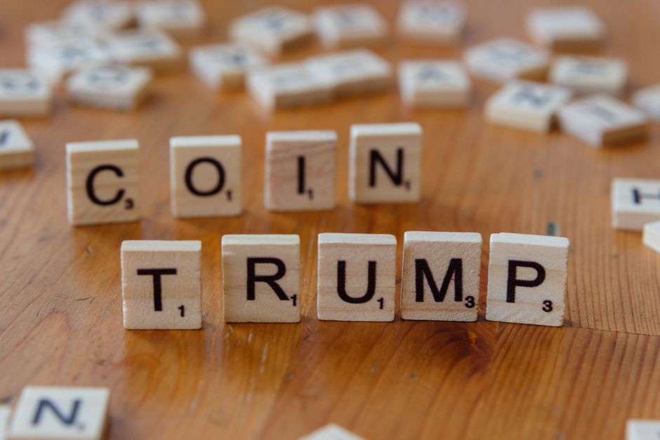 Логотип криптовалюти Official Trump на фоні політичних та блокчейн символів