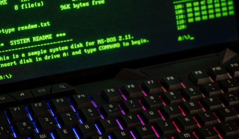 Ілюстрація кібербезпеки штучного інтелекту та атак на введення команд