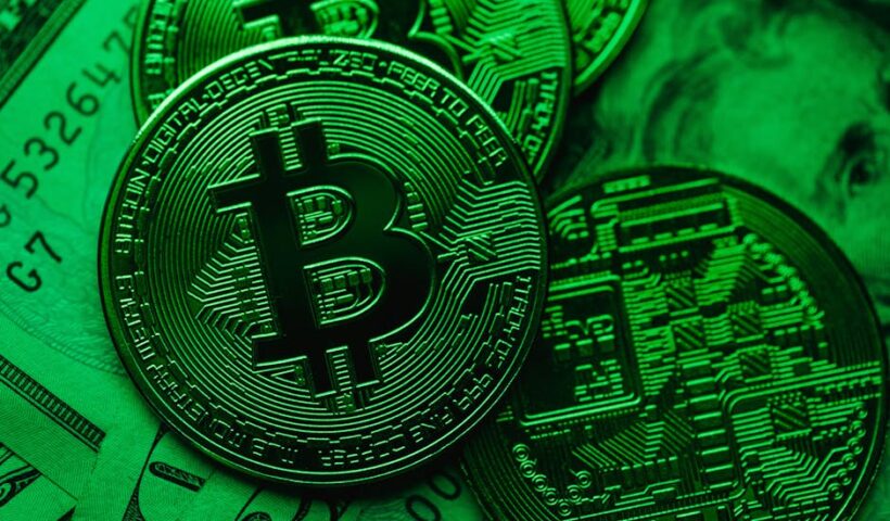 Генеральний директор Abra Білл Баргід на фоні криптовалютних символів і біржі Nasdaq