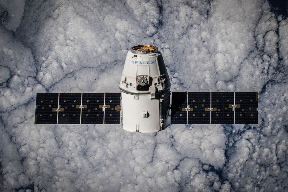 Логотип SpaceX на фоні технологічних зображень штучного інтелекту