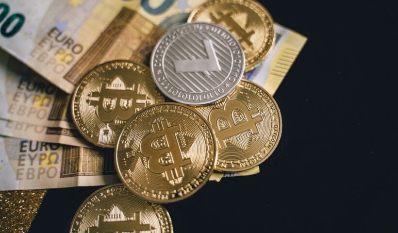 Європейський прапор і символ криптовалюти на фоні цифрових технологій