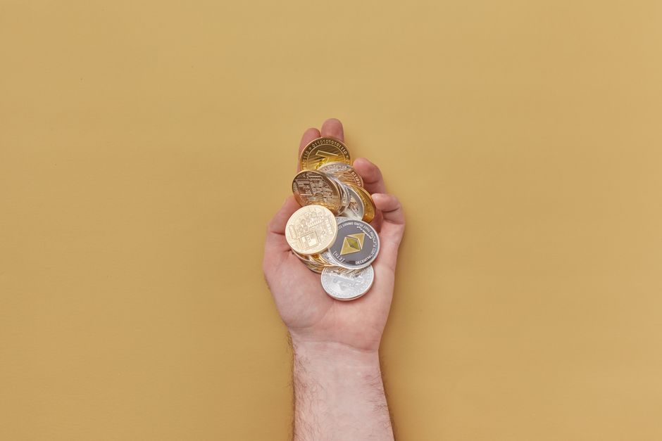 Ілюстрація безпеки криптогаманця Cardano з логотипом SecondFi