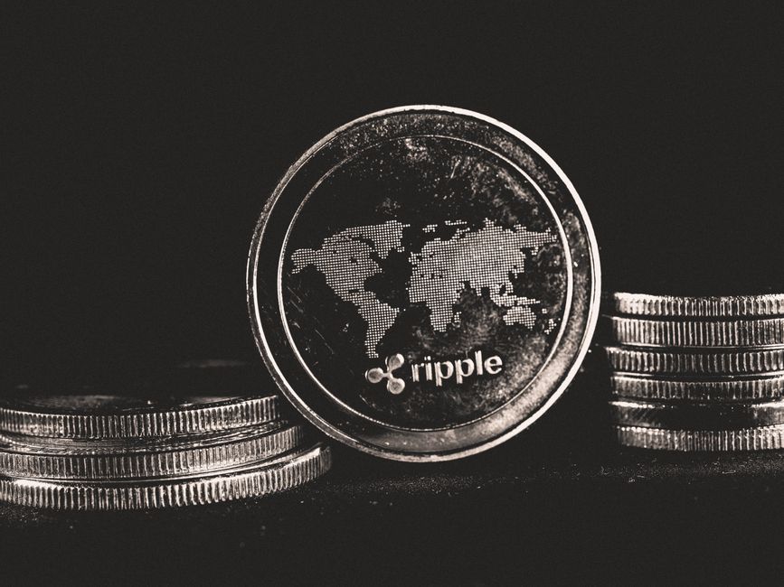 Бред Гарлінгхаус CEO Ripple на тлі криптовалютних графіків