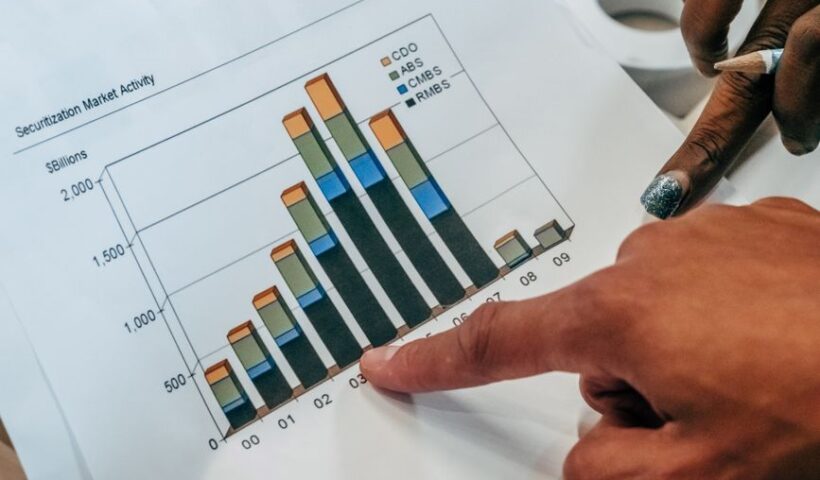 Логотип компанії Securitize на фоні веж Уолл-стріт і символу BlackRock
