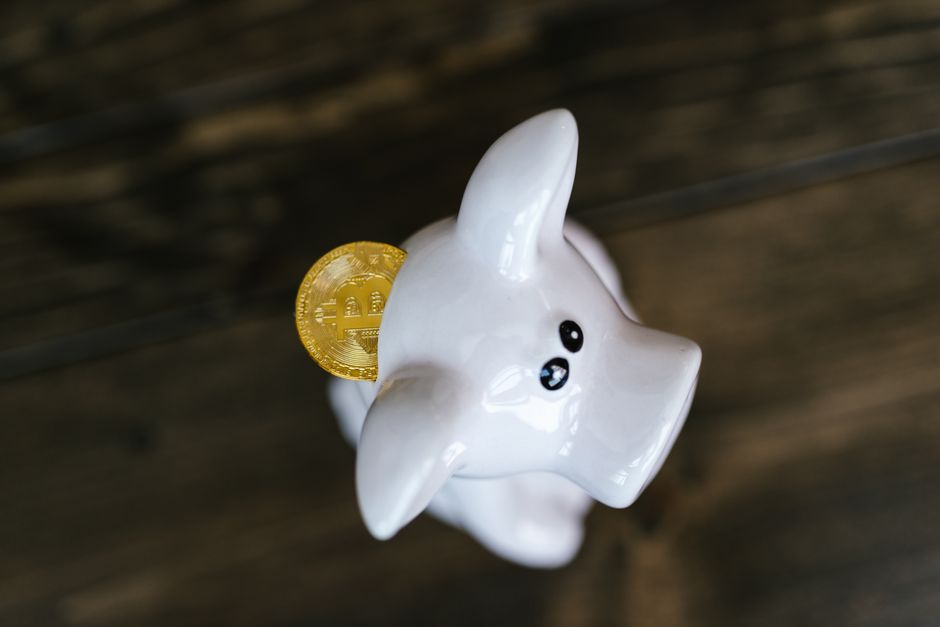 Логотипи SBI та Bitbank на фоні криптовалют