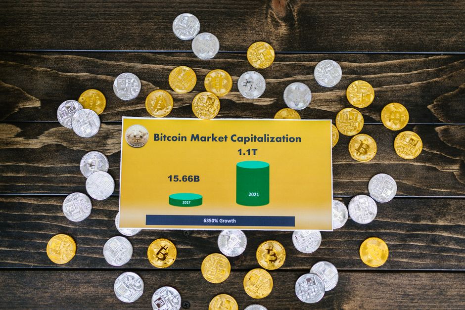 Майкл Сейлор з графіком покупок біткоїна компанією MicroStrategy
