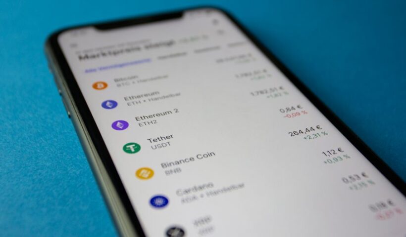 Графік падіння ціни Cardano з портретом Чарльза Хоскінсона