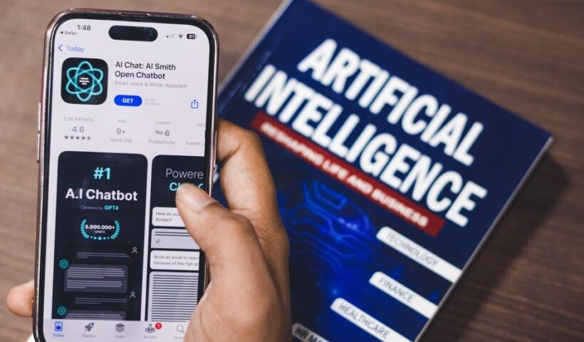Логотипи Apple і OpenAI на фоні судового залу