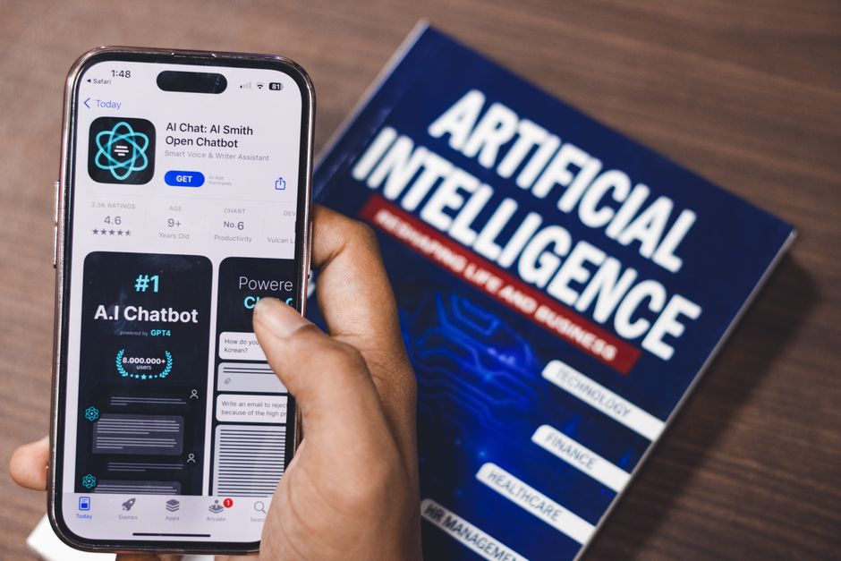 Логотипи Apple і OpenAI на фоні судового залу