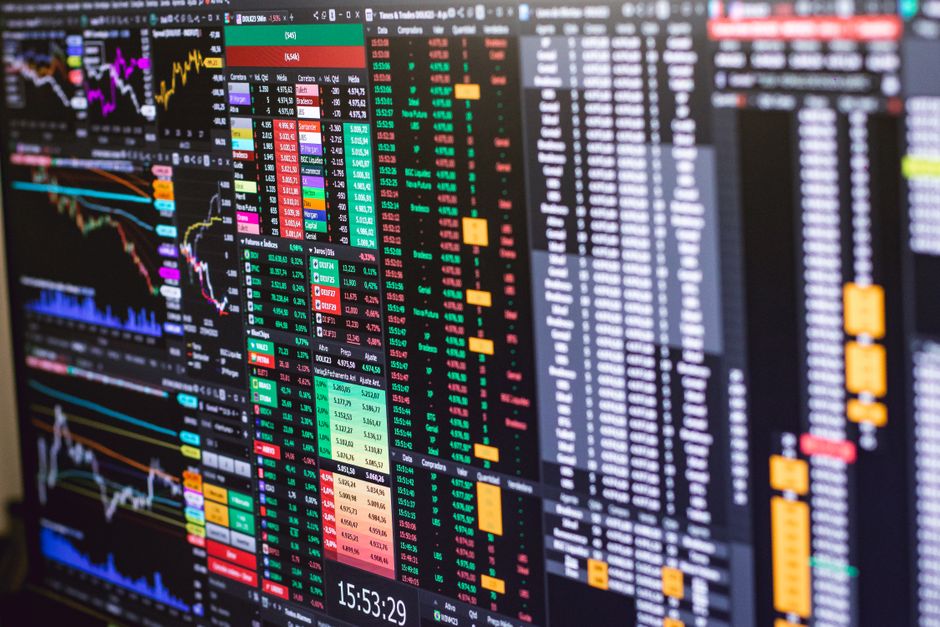 Логотип Coinbase на фоні британського прапора з символами акцій та криптовалют