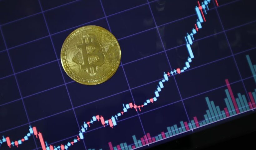Логотип Mirae Asset на фоні цифрових криптовалютних символів
