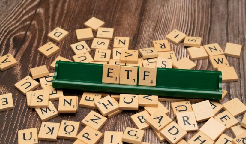 Графік відтоку коштів із Bitcoin ETF та приватних кредитних фондів