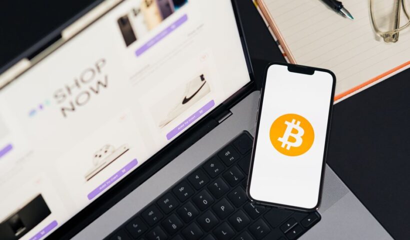 Логотип GMX та інтерфейс торгівлі криптовалютою GMX