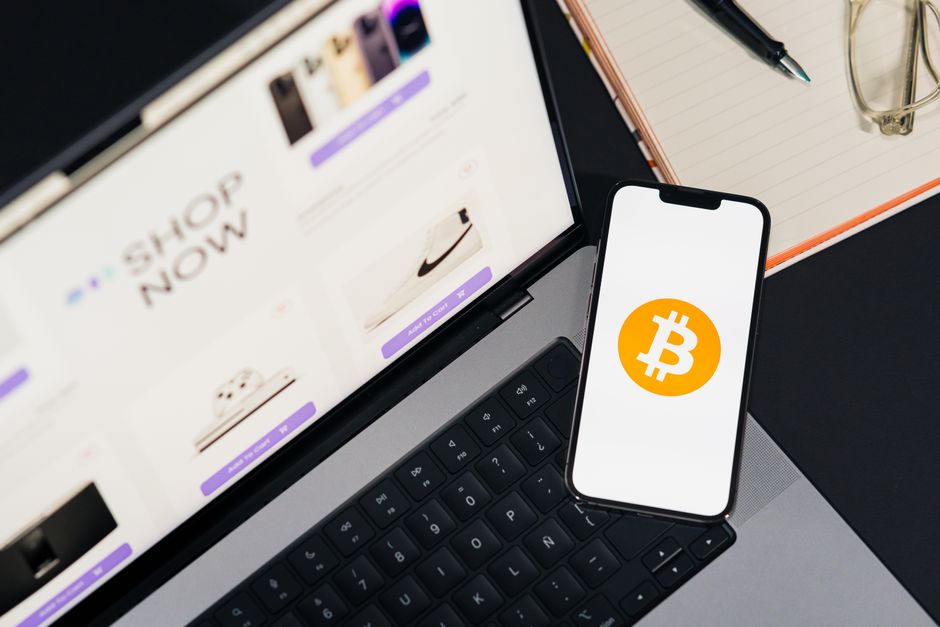 Логотип GMX та інтерфейс торгівлі криптовалютою GMX