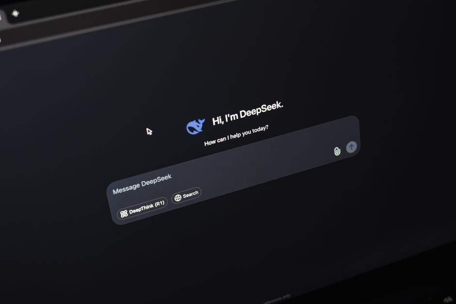 Інтерфейс локального AI-агента на робочому столі комп’ютера
