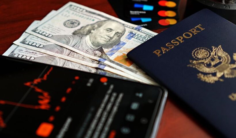 Логотипи Open USD, Visa, Mastercard і Google на фоні криптовалюти