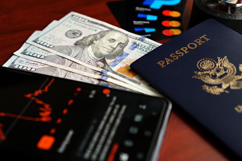 Логотипи Open USD, Visa, Mastercard і Google на фоні криптовалюти