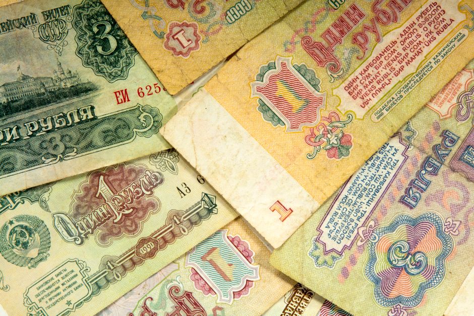 Цифровий рубль на тлі російського прапора та символів криптовалют