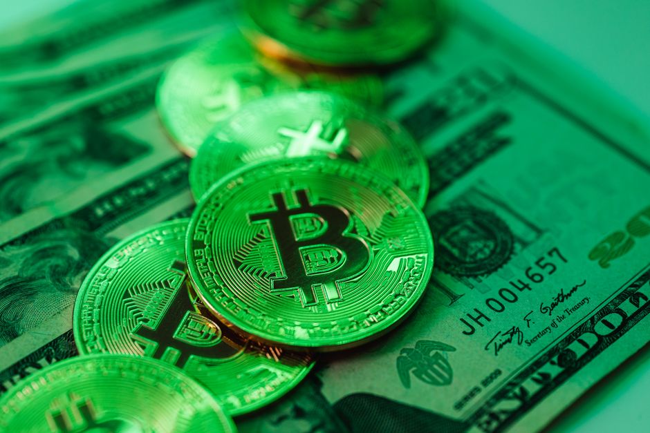 Логотип Bitcoin Policy Institute на фоні американського прапора