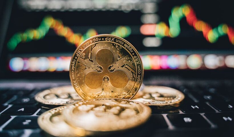 Графічне зображення токенізації блокчейну з логотипом Ripple та британським прапором