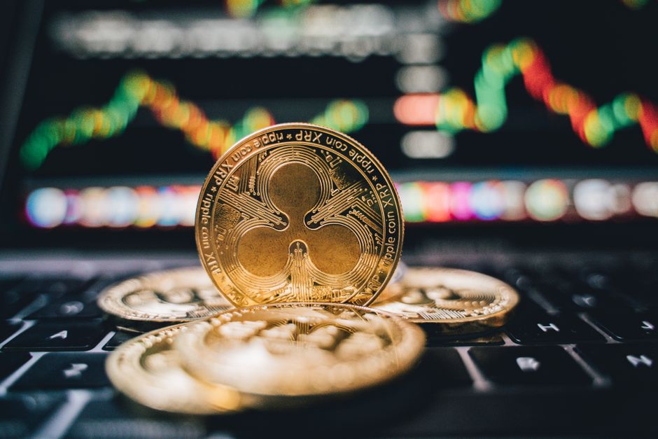 Графічне зображення токенізації блокчейну з логотипом Ripple та британським прапором