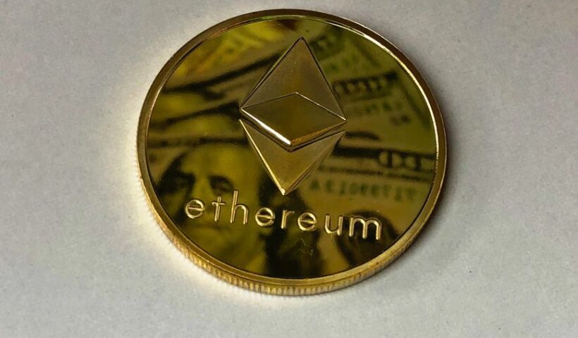 Графік росту курсу Ethereum на фоні технологічних і фінансових символів