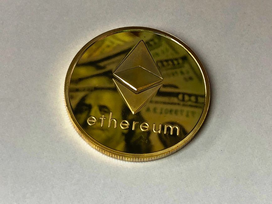 Графік росту курсу Ethereum на фоні технологічних і фінансових символів