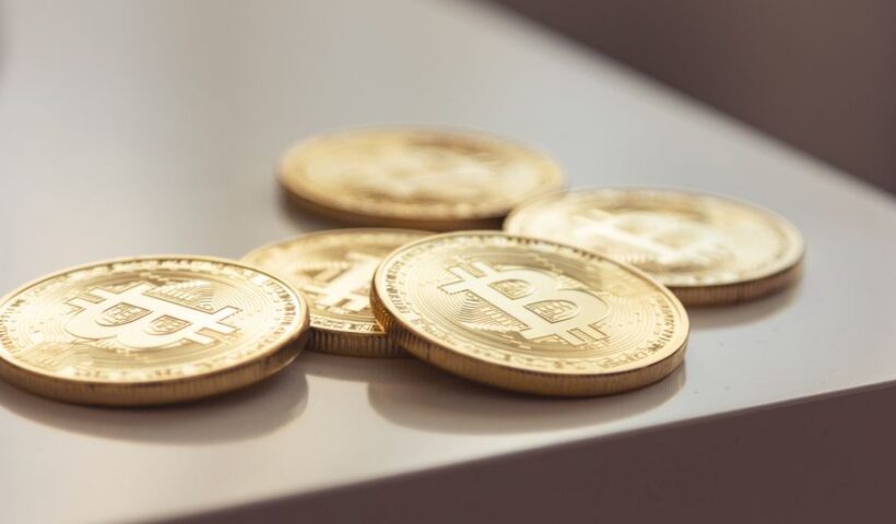 Майкл Сейлор на тлі символіки Bitcoin і графіків криптовалютного ринку