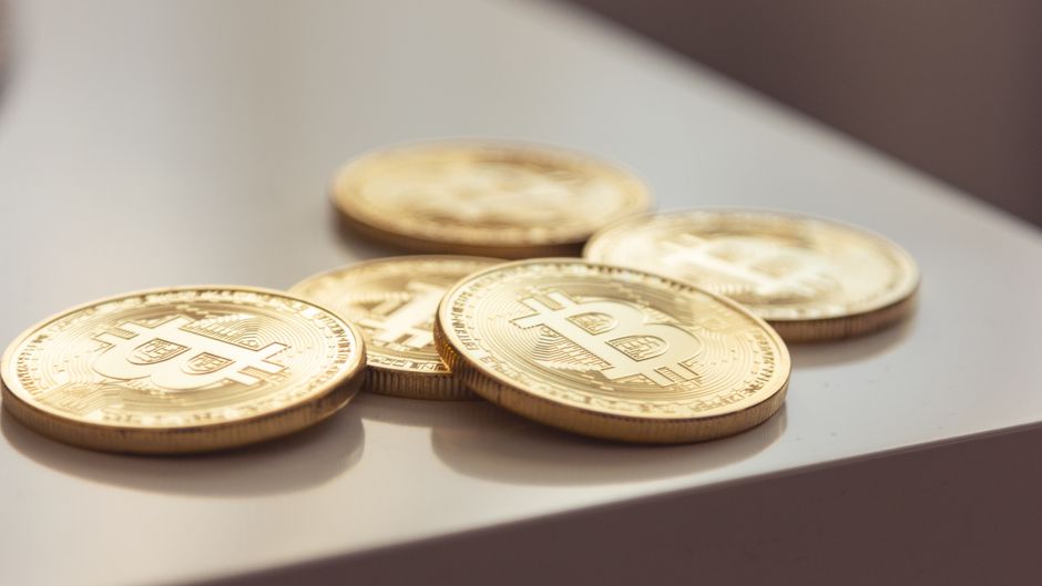 Майкл Сейлор на тлі символіки Bitcoin і графіків криптовалютного ринку