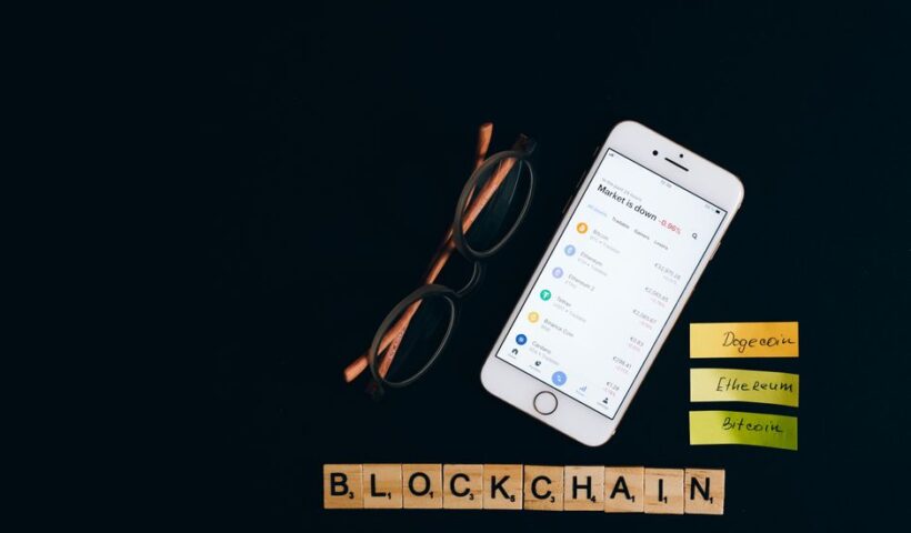 Логотипи Toss та Optimism на фоні символіки південнокорейської вони