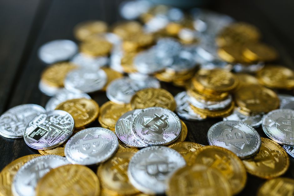 Ілюстрація інвестицій у криптовалюту та штучний інтелект