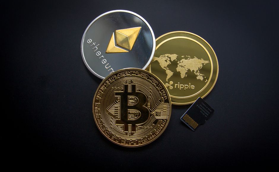 Логотип криптовалюти Storj на фоні блокчейн-технологій
