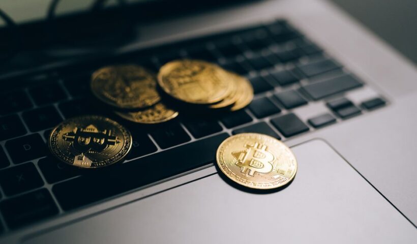 Графічне зображення Bitcoin та символи квантових обчислень