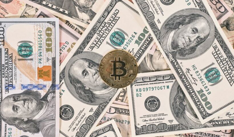Фото сенаторки Елізабет Воррен на фоні ілюстрації AI-чіпів і криптовалют