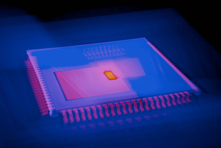 Ілюстрація платформи chip-on-wafer для апаратного забезпечення штучного інтелекту