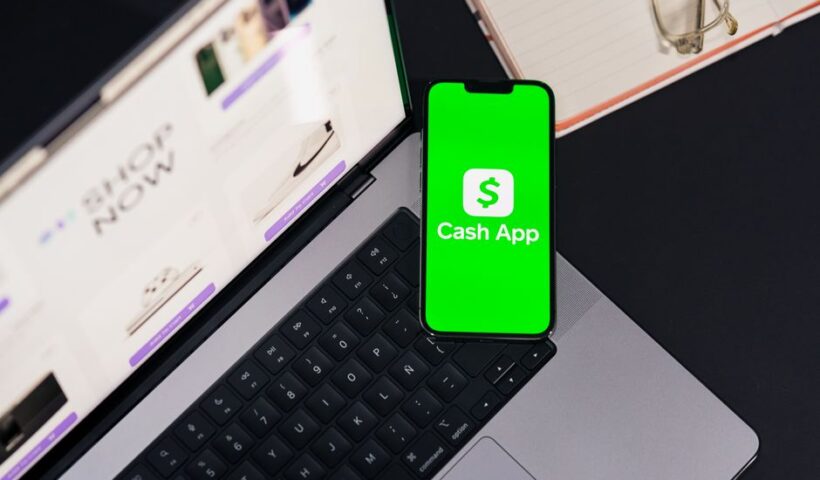 Логотип Block на фоні цифрових фінтех-ілюстрацій і штучного інтелекту