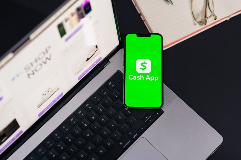 Логотип Block на фоні цифрових фінтех-ілюстрацій і штучного інтелекту