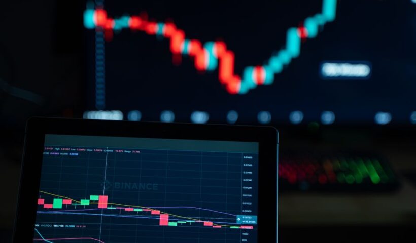 Графік падіння акцій SpaceX на фоні криптовалютних символів