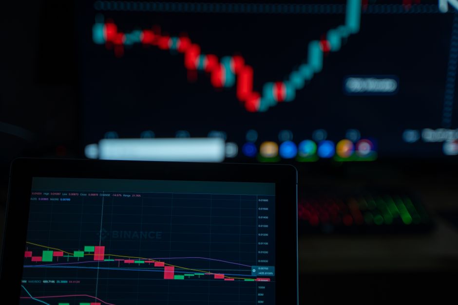 Логотип Binance на фоні криптовалют та карти Росії