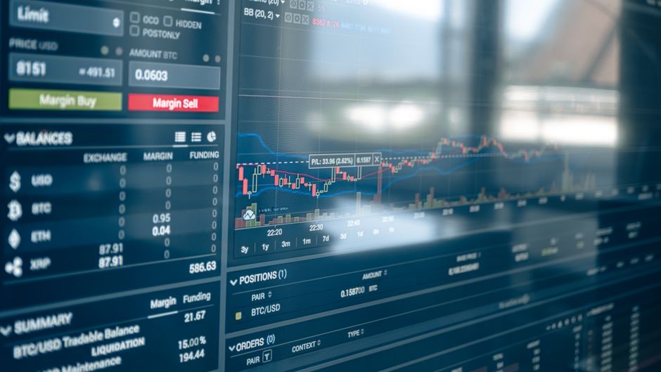 Логотип JPMorgan на фоні криптовалютних графіків