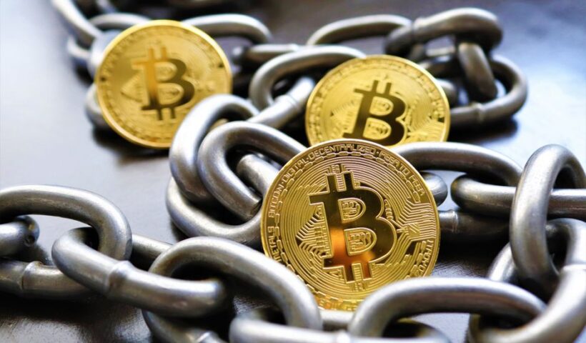 Логотип Bitcoin на фоні коду та штучного інтелекту