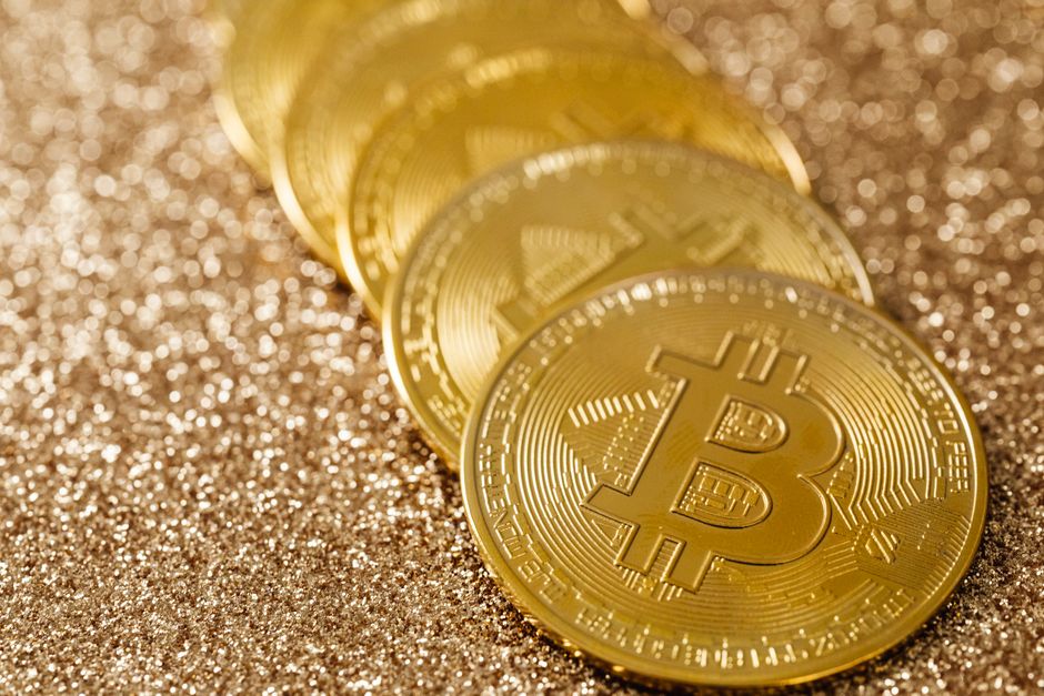 Логотип Bitcoin SV на тлі блокчейн-графіки