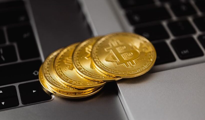 Bitcoin апаратний гаманець з символом небезпеки