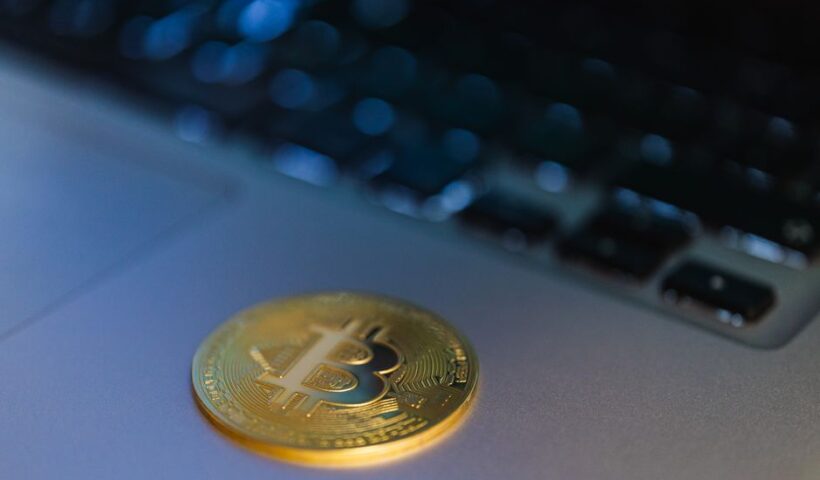 Апаратний гаманець Coldcard на фоні біткоїна та символів кібербезпеки